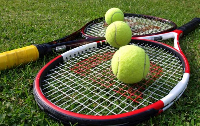 jugar al tenis