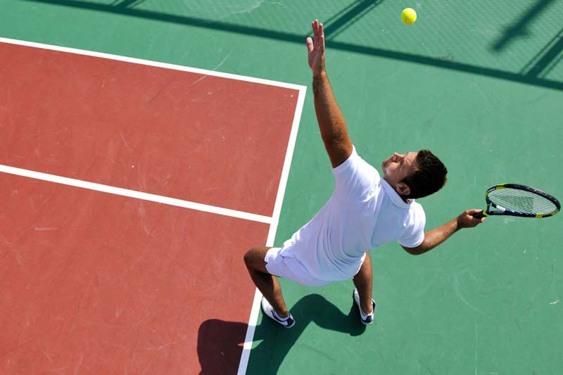 jugar al tenis