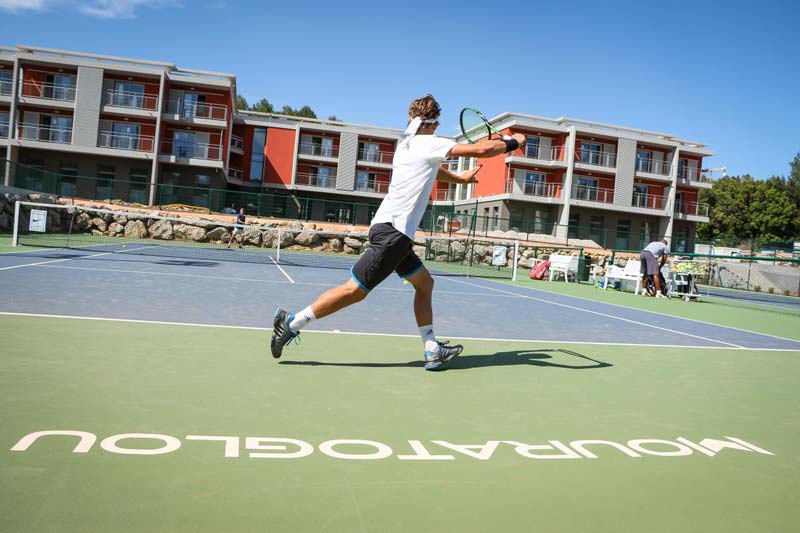 jugar al tenis