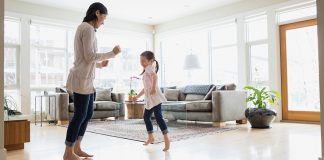 5 maneras de hacer que los niños se muevan en casa niños se muevan en casa