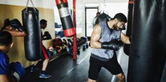 Ponte fuerte y mejora la forma física cardiovascular con este entrenamiento de boxeo Ponte fuerte y mejora la forma física cardiovascular con este entrenamiento de boxeo SIGUE AL LARGO de 12 minutos