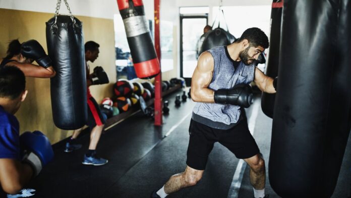 Ponte fuerte y mejora la forma física cardiovascular con este entrenamiento de boxeo SIGUE AL LARGO de 12 minutos