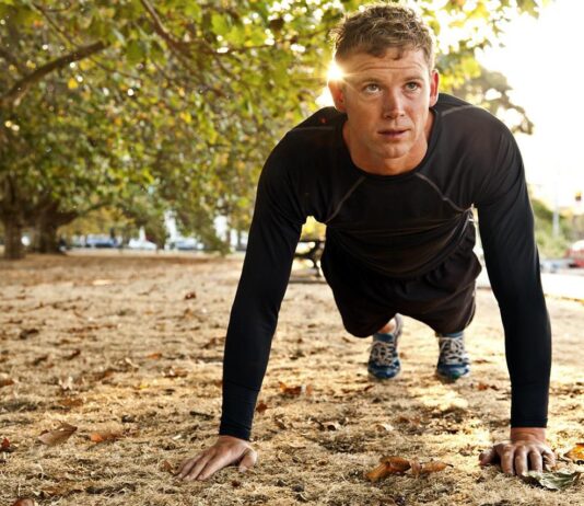 Prueba de flexiones para la fuerza y la resistencia de la parte superior del cuerpo