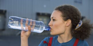 Beber más agua durante el clima cálido