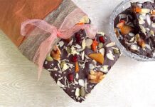 Receta de corteza de chocolate amargo con frutos secos y frutos secos