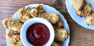 Nuggets de pollo caseros saludables empanizados y horneados
