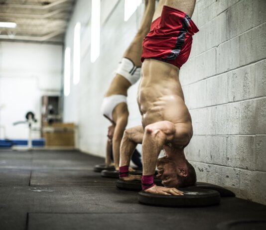 Cómo hacer flexiones de manos pararse de manos: técnicas, beneficios, variaciones