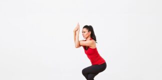 Cómo hacer la postura del águila (Garudasana)