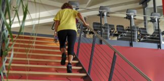 Tome las escaleras para mantenerse en forma y saludable