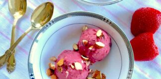 Yogur helado crujiente de almendras y choco de fresa