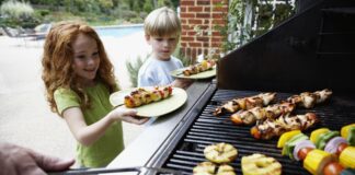 Cocinar alimentos saludables a la parrilla