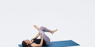 Cómo hacer un estiramiento de cadera reclinado en Pilates