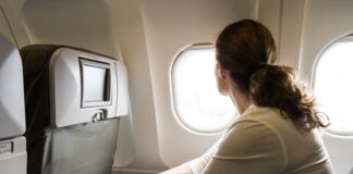 Practica yoga en avión para mejorar tu próximo vuelo