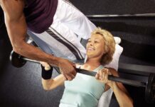 Su guía para el entrenamiento de fuerza mayor de 50 años