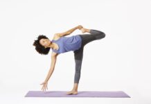Cómo hacer la postura de la caña de azúcar (Ardha Chandra Chapasana)