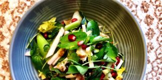 Ensalada de granada baja en carbohidratos con vinagreta de sidra y nueces