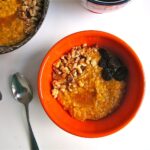 Avena de calabaza cortada con nueces y cerezas