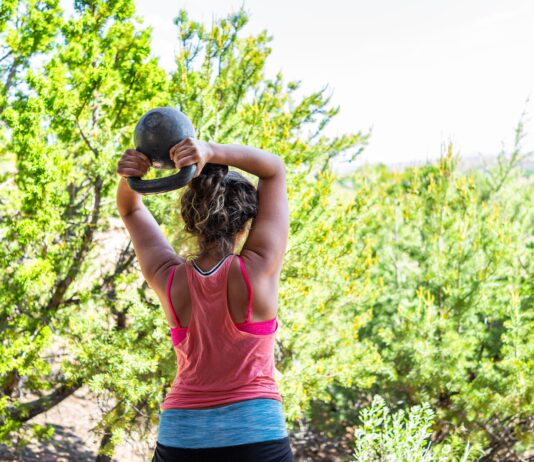 Cómo realizar un Halo con Kettlebell (pesas rusas): Técnicas, Beneficios, Variaciones