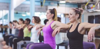 La vestimenta adecuada para una clase de fitness en barra