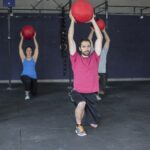 Cómo hacer una estocada por encima de la cabeza: técnicas, beneficios, variaciones