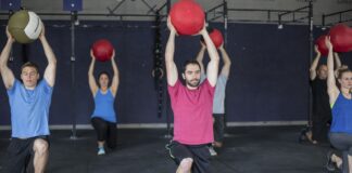 Cómo hacer una estocada por encima de la cabeza: técnicas, beneficios, variaciones