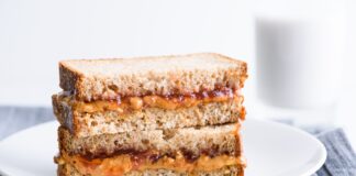 Hacer un sándwich de mantequilla de maní y mermelada más saludable