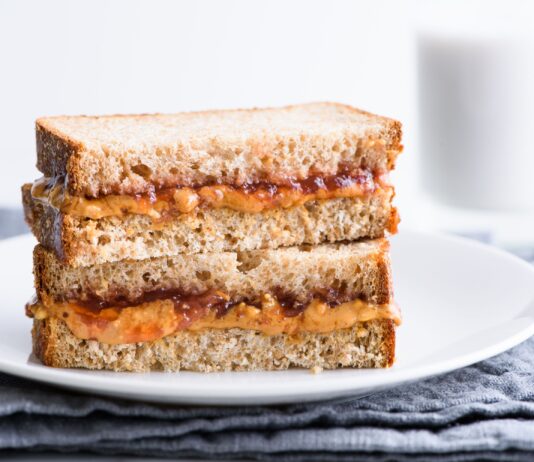 Hacer un sándwich de mantequilla de maní y mermelada más saludable