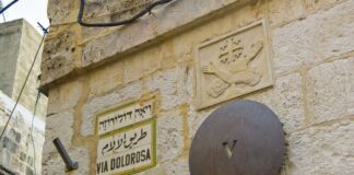 Caminando por la Vía Dolorosa en Jerusalén