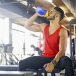 Los 8 mejores polvos de proteína de suero para hombres, según un dietista